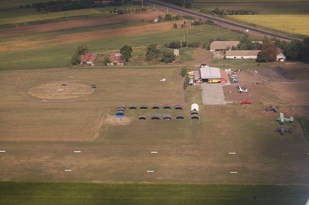 Градска власт у Кикинди и Аеро-клуб се споре: Ко ће орати земљу поред писте?